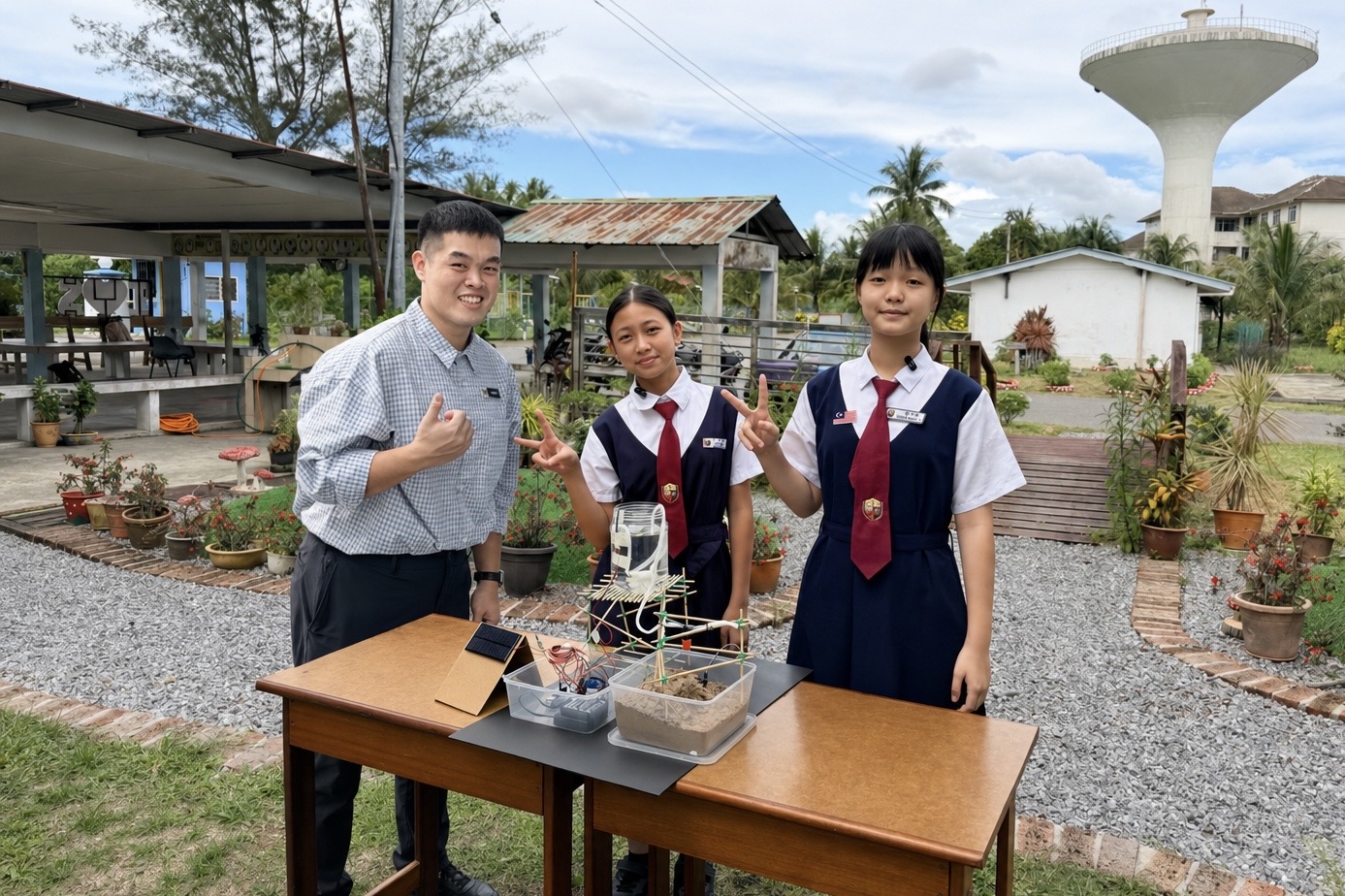 Cikgu Davin dan pasukan Tahun 6 bersama prototaip pengairan pintar di SJK Tukau